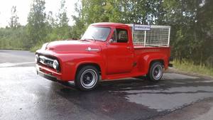 Ford F-100 vm 1953. Auto on ensimmäinen vuosimalli F-100 sarjaa. Ja tämä on Fordin 50v. juhlavuoden malli. Ford perustettiin 1903.